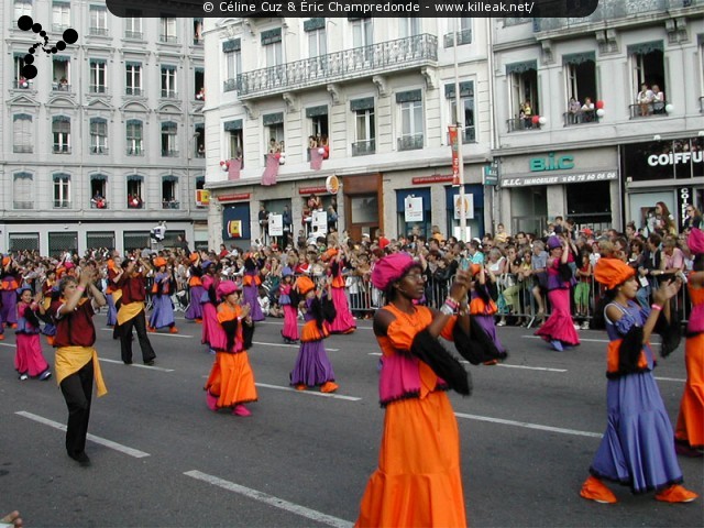 Terra Latina, du Rio Grande à la Terre de Feu, sur les chemins de la liberté - Défilé de la Biennale de la Danse de Lyon - le dim. 15.09.2002 ; Lyon, quais de la rive gauche du Rhône – « Terra Latina, du Rio Grande à la Terre de Feu, sur les chemins de la liberté - Défilé de la Biennale de la Danse de Lyon, édition 2002 » – mots associés : biennale, danse, défilé, lyon
