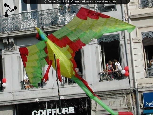 Terra Latina, du Rio Grande à la Terre de Feu, sur les chemins de la liberté - Défilé de la Biennale de la Danse de Lyon - le dim. 15.09.2002 ; Lyon, quais de la rive gauche du Rhône – « Terra Latina, du Rio Grande à la Terre de Feu, sur les chemins de la liberté - Défilé de la Biennale de la Danse de Lyon, édition 2002 » – mots associés : biennale, danse, défilé, lyon