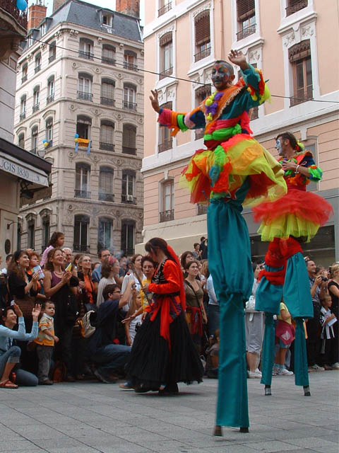 Le Monde des Villes, les Villes du Monde - Défilé de la Biennale de la Danse de Lyon, édition 2006 - le dim. 17 septembre 2006, à Lyon, entre les places des Terreaux et Bellecour, via la Rue de la Rép — « Le Monde des Villes, les Villes du Monde - Défilé de la Biennale de la Danse de Lyon, édition 2006 » —