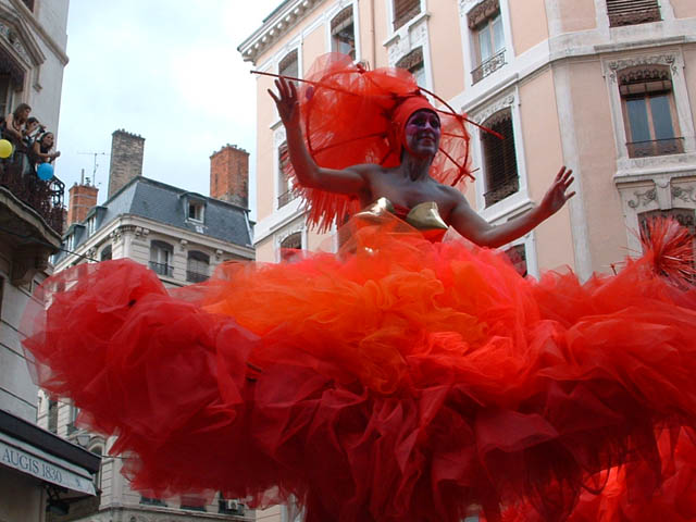 Le Monde des Villes, les Villes du Monde - Défilé de la Biennale de la Danse de Lyon, édition 2006 - le dim. 17 septembre 2006, à Lyon, entre les places des Terreaux et Bellecour, via la Rue de la Rép – « Le Monde des Villes, les Villes du Monde - Défilé de la Biennale de la Danse de Lyon, édition 2006 » –