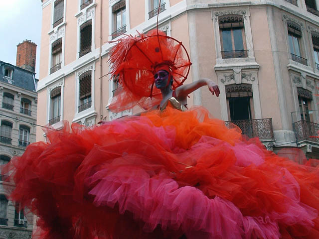 Le Monde des Villes, les Villes du Monde - Défilé de la Biennale de la Danse de Lyon, édition 2006 - le dim. 17 septembre 2006, à Lyon, entre les places des Terreaux et Bellecour, via la Rue de la Rép – « Le Monde des Villes, les Villes du Monde - Défilé de la Biennale de la Danse de Lyon, édition 2006 » –