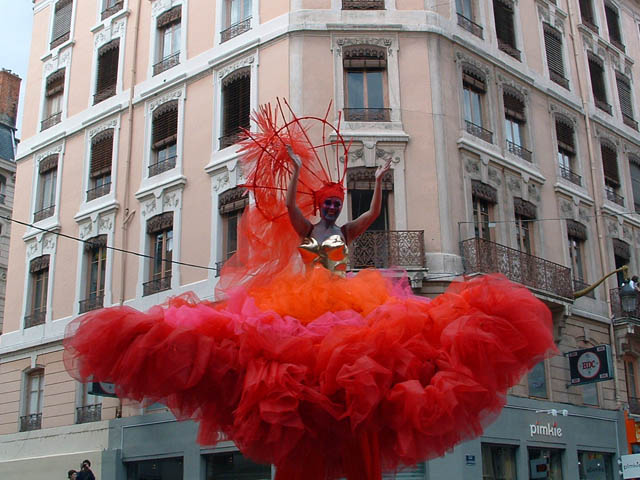 Le Monde des Villes, les Villes du Monde - Défilé de la Biennale de la Danse de Lyon, édition 2006 - le dim. 17 septembre 2006, à Lyon, entre les places des Terreaux et Bellecour, via la Rue de la Rép – « Le Monde des Villes, les Villes du Monde - Défilé de la Biennale de la Danse de Lyon, édition 2006 » –