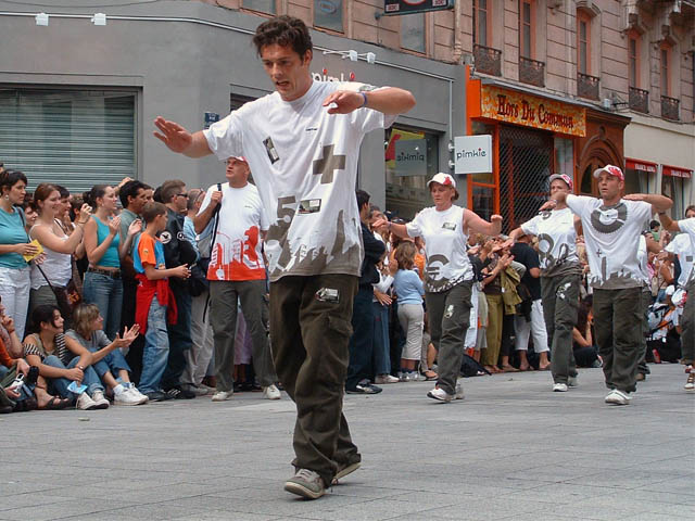 Le Monde des Villes, les Villes du Monde - Défilé de la Biennale de la Danse de Lyon, édition 2006 - le dim. 17 septembre 2006, à Lyon, entre les places des Terreaux et Bellecour, via la Rue de la Rép — « Le Monde des Villes, les Villes du Monde - Défilé de la Biennale de la Danse de Lyon, édition 2006 » —