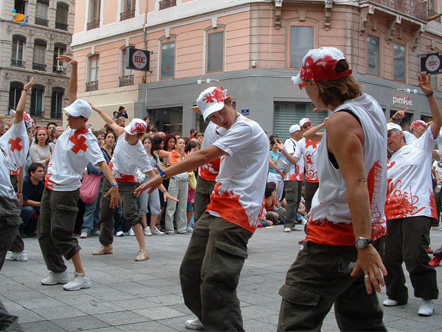 Le Monde des Villes, les Villes du Monde - Défilé de la Biennale de la Danse de Lyon, édition 2006 - le dim. 17 septembre 2006, à Lyon, entre les places des Terreaux et Bellecour, via la Rue de la Rép – « Le Monde des Villes, les Villes du Monde - Défilé de la Biennale de la Danse de Lyon, édition 2006 » –