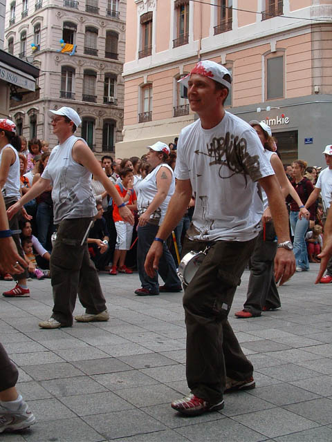 Le Monde des Villes, les Villes du Monde - Défilé de la Biennale de la Danse de Lyon, édition 2006 - le dim. 17 septembre 2006, à Lyon, entre les places des Terreaux et Bellecour, via la Rue de la Rép — « Le Monde des Villes, les Villes du Monde - Défilé de la Biennale de la Danse de Lyon, édition 2006 » —