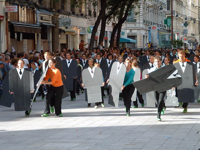 Le Monde des Villes, les Villes du Monde - Défilé de la Biennale de la Danse de Lyon, édition 2006 - le dim. 17 septembre 2006, à Lyon, entre les places des Terreaux et Bellecour, via la Rue de la Rép — « Le Monde des Villes, les Villes du Monde - Défilé de la Biennale de la Danse de Lyon, édition 2006 » —