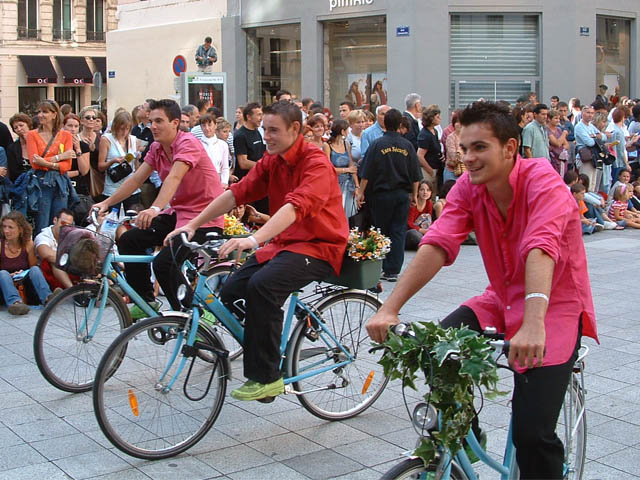 Le Monde des Villes, les Villes du Monde - Défilé de la Biennale de la Danse de Lyon, édition 2006 - le dim. 17 septembre 2006, à Lyon, entre les places des Terreaux et Bellecour, via la Rue de la Rép — « Le Monde des Villes, les Villes du Monde - Défilé de la Biennale de la Danse de Lyon, édition 2006 » —