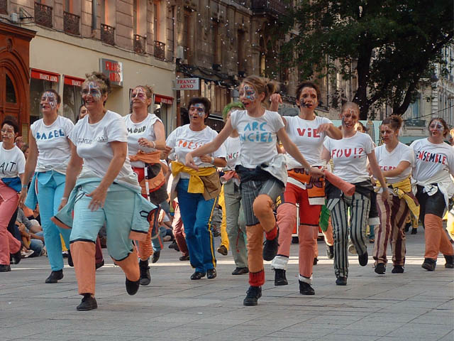 Le Monde des Villes, les Villes du Monde - Défilé de la Biennale de la Danse de Lyon, édition 2006 - le dim. 17 septembre 2006, à Lyon, entre les places des Terreaux et Bellecour, via la Rue de la Rép — « Le Monde des Villes, les Villes du Monde - Défilé de la Biennale de la Danse de Lyon, édition 2006 » —