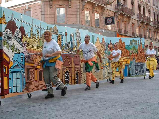 Le Monde des Villes, les Villes du Monde - Défilé de la Biennale de la Danse de Lyon, édition 2006 - le dim. 17 septembre 2006, à Lyon, entre les places des Terreaux et Bellecour, via la Rue de la Rép — « Le Monde des Villes, les Villes du Monde - Défilé de la Biennale de la Danse de Lyon, édition 2006 » —