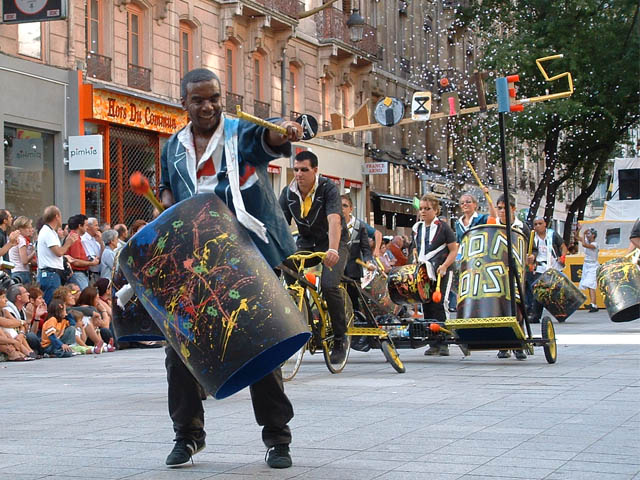 Le Monde des Villes, les Villes du Monde - Défilé de la Biennale de la Danse de Lyon, édition 2006 - le dim. 17 septembre 2006, à Lyon, entre les places des Terreaux et Bellecour, via la Rue de la Rép – « Le Monde des Villes, les Villes du Monde - Défilé de la Biennale de la Danse de Lyon, édition 2006 » –