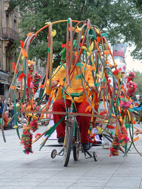 Le Monde des Villes, les Villes du Monde - Défilé de la Biennale de la Danse de Lyon, édition 2006 - le dim. 17 septembre 2006, à Lyon, entre les places des Terreaux et Bellecour, via la Rue de la Rép — « Le Monde des Villes, les Villes du Monde - Défilé de la Biennale de la Danse de Lyon, édition 2006 » —