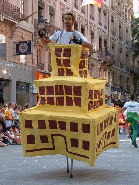 Le Monde des Villes, les Villes du Monde - Défilé de la Biennale de la Danse de Lyon, édition 2006 - le dim. 17 septembre 2006, à Lyon, entre les places des Terreaux et Bellecour, via la Rue de la Rép — « Le Monde des Villes, les Villes du Monde - Défilé de la Biennale de la Danse de Lyon, édition 2006 » —