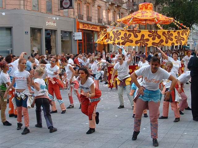 Le Monde des Villes, les Villes du Monde - Défilé de la Biennale de la Danse de Lyon, édition 2006 - le dim. 17 septembre 2006, à Lyon, entre les places des Terreaux et Bellecour, via la Rue de la Rép – « Le Monde des Villes, les Villes du Monde - Défilé de la Biennale de la Danse de Lyon, édition 2006 » –