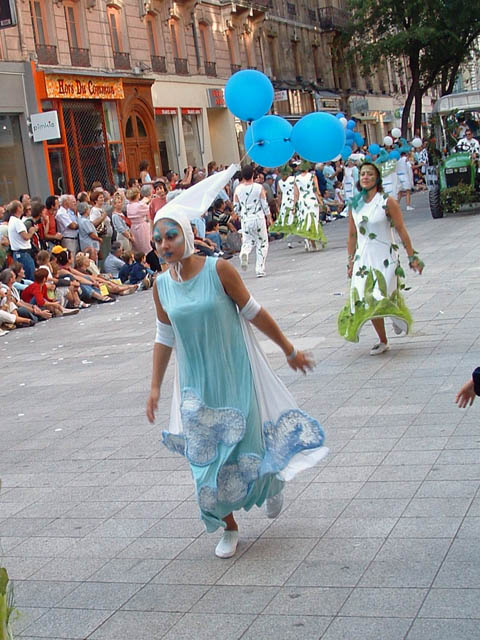 Le Monde des Villes, les Villes du Monde - Défilé de la Biennale de la Danse de Lyon, édition 2006 - le dim. 17 septembre 2006, à Lyon, entre les places des Terreaux et Bellecour, via la Rue de la Rép — « Le Monde des Villes, les Villes du Monde - Défilé de la Biennale de la Danse de Lyon, édition 2006 » —