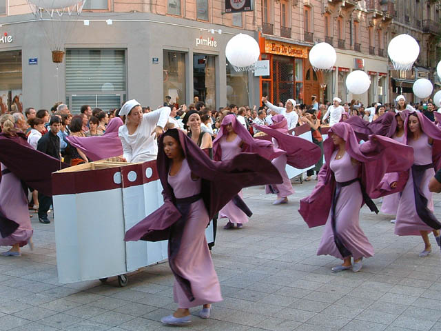 Le Monde des Villes, les Villes du Monde - Défilé de la Biennale de la Danse de Lyon, édition 2006 - le dim. 17 septembre 2006, à Lyon, entre les places des Terreaux et Bellecour, via la Rue de la Rép — « Le Monde des Villes, les Villes du Monde - Défilé de la Biennale de la Danse de Lyon, édition 2006 » —