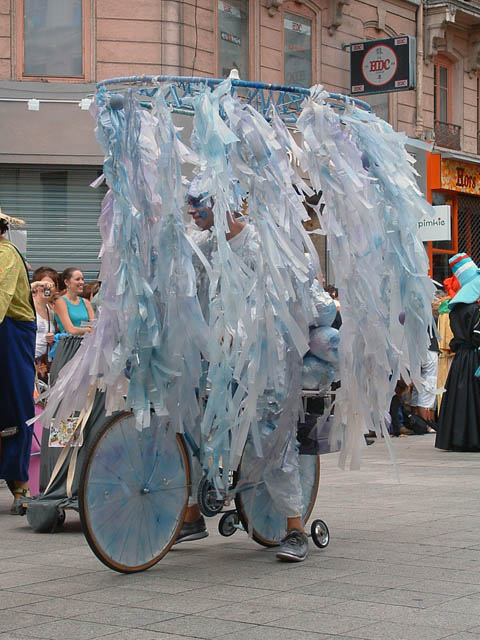 Le Monde des Villes, les Villes du Monde - Défilé de la Biennale de la Danse de Lyon, édition 2006 - le dim. 17 septembre 2006, à Lyon, entre les places des Terreaux et Bellecour, via la Rue de la Rép — « Le Monde des Villes, les Villes du Monde - Défilé de la Biennale de la Danse de Lyon, édition 2006 » —