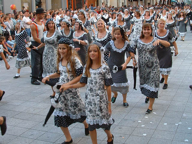 Le Monde des Villes, les Villes du Monde - Défilé de la Biennale de la Danse de Lyon, édition 2006 - le dim. 17 septembre 2006, à Lyon, entre les places des Terreaux et Bellecour, via la Rue de la Rép – « Le Monde des Villes, les Villes du Monde - Défilé de la Biennale de la Danse de Lyon, édition 2006 » –
