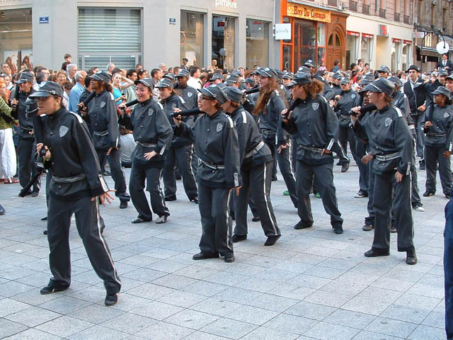 Le Monde des Villes, les Villes du Monde - Défilé de la Biennale de la Danse de Lyon, édition 2006 - le dim. 17 septembre 2006, à Lyon, entre les places des Terreaux et Bellecour, via la Rue de la Rép – « Le Monde des Villes, les Villes du Monde - Défilé de la Biennale de la Danse de Lyon, édition 2006 » –