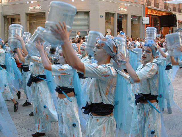 Le Monde des Villes, les Villes du Monde - Défilé de la Biennale de la Danse de Lyon, édition 2006 - le dim. 17 septembre 2006, à Lyon, entre les places des Terreaux et Bellecour, via la Rue de la Rép — « Le Monde des Villes, les Villes du Monde - Défilé de la Biennale de la Danse de Lyon, édition 2006 » —