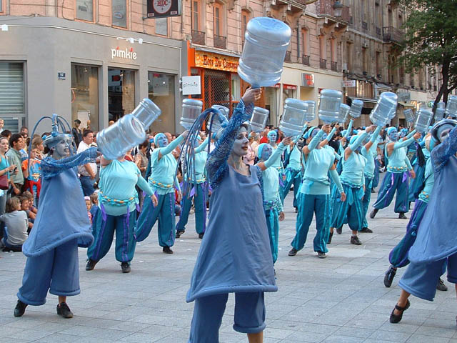 Le Monde des Villes, les Villes du Monde - Défilé de la Biennale de la Danse de Lyon, édition 2006 - le dim. 17 septembre 2006, à Lyon, entre les places des Terreaux et Bellecour, via la Rue de la Rép – « Le Monde des Villes, les Villes du Monde - Défilé de la Biennale de la Danse de Lyon, édition 2006 » –