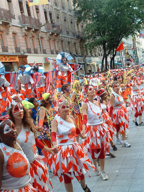 Le Monde des Villes, les Villes du Monde - Défilé de la Biennale de la Danse de Lyon, édition 2006 - le dim. 17 septembre 2006, à Lyon, entre les places des Terreaux et Bellecour, via la Rue de la Rép — « Le Monde des Villes, les Villes du Monde - Défilé de la Biennale de la Danse de Lyon, édition 2006 » —