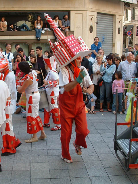 Le Monde des Villes, les Villes du Monde - Défilé de la Biennale de la Danse de Lyon, édition 2006 - le dim. 17 septembre 2006, à Lyon, entre les places des Terreaux et Bellecour, via la Rue de la Rép — « Le Monde des Villes, les Villes du Monde - Défilé de la Biennale de la Danse de Lyon, édition 2006 » —