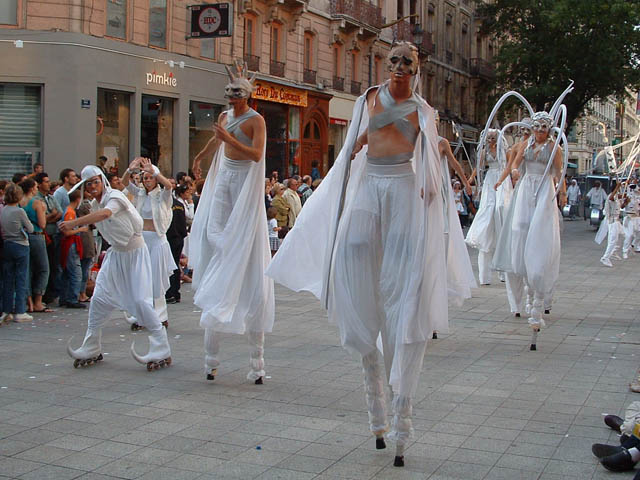 Le Monde des Villes, les Villes du Monde - Défilé de la Biennale de la Danse de Lyon, édition 2006 - le dim. 17 septembre 2006, à Lyon, entre les places des Terreaux et Bellecour, via la Rue de la Rép — « Le Monde des Villes, les Villes du Monde - Défilé de la Biennale de la Danse de Lyon, édition 2006 » —