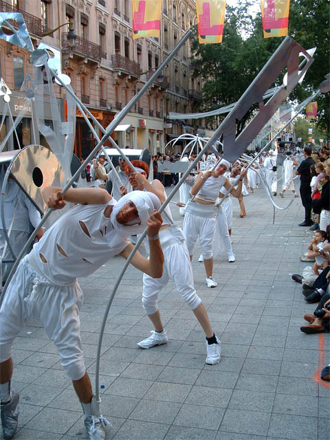 Le Monde des Villes, les Villes du Monde - Défilé de la Biennale de la Danse de Lyon, édition 2006 - le dim. 17 septembre 2006, à Lyon, entre les places des Terreaux et Bellecour, via la Rue de la Rép – « Le Monde des Villes, les Villes du Monde - Défilé de la Biennale de la Danse de Lyon, édition 2006 » –