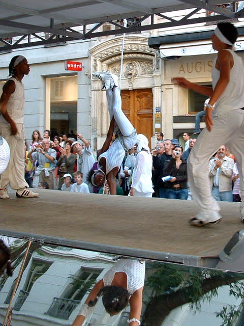 Le Monde des Villes, les Villes du Monde - Défilé de la Biennale de la Danse de Lyon, édition 2006 - le dim. 17 septembre 2006, à Lyon, entre les places des Terreaux et Bellecour, via la Rue de la Rép – « Le Monde des Villes, les Villes du Monde - Défilé de la Biennale de la Danse de Lyon, édition 2006 » –