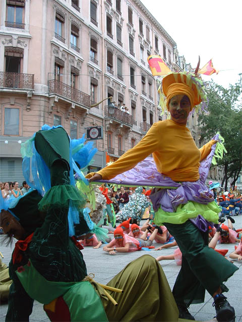 Le Monde des Villes, les Villes du Monde - Défilé de la Biennale de la Danse de Lyon, édition 2006 - le dim. 17 septembre 2006, à Lyon, entre les places des Terreaux et Bellecour, via la Rue de la Rép – « Le Monde des Villes, les Villes du Monde - Défilé de la Biennale de la Danse de Lyon, édition 2006 » –