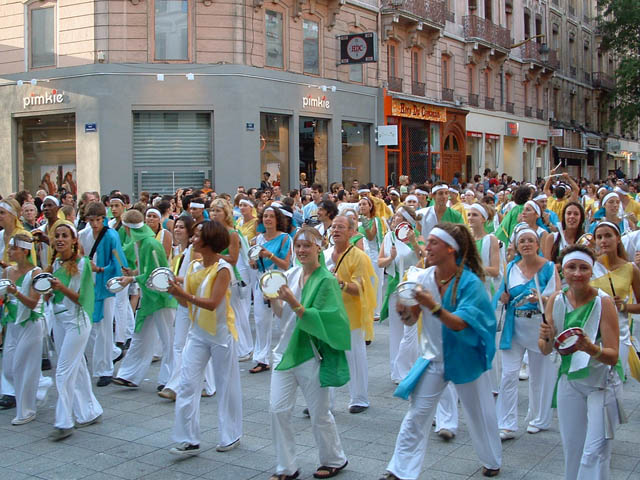 Le Monde des Villes, les Villes du Monde - Défilé de la Biennale de la Danse de Lyon, édition 2006 - le dim. 17 septembre 2006, à Lyon, entre les places des Terreaux et Bellecour, via la Rue de la Rép – « Le Monde des Villes, les Villes du Monde - Défilé de la Biennale de la Danse de Lyon, édition 2006 » –