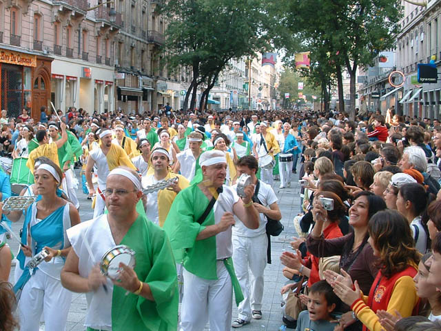 Le Monde des Villes, les Villes du Monde - Défilé de la Biennale de la Danse de Lyon, édition 2006 - le dim. 17 septembre 2006, à Lyon, entre les places des Terreaux et Bellecour, via la Rue de la Rép – « Le Monde des Villes, les Villes du Monde - Défilé de la Biennale de la Danse de Lyon, édition 2006 » –