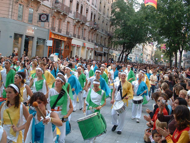 Le Monde des Villes, les Villes du Monde - Défilé de la Biennale de la Danse de Lyon, édition 2006 - le dim. 17 septembre 2006, à Lyon, entre les places des Terreaux et Bellecour, via la Rue de la Rép – « Le Monde des Villes, les Villes du Monde - Défilé de la Biennale de la Danse de Lyon, édition 2006 » –