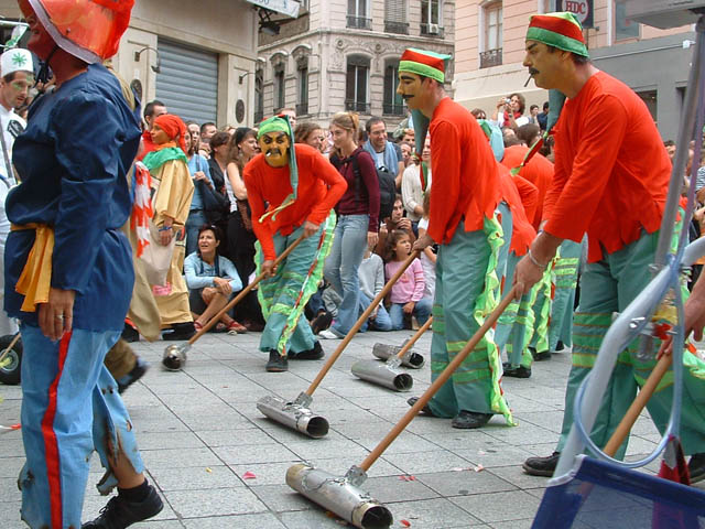 Le Monde des Villes, les Villes du Monde - Défilé de la Biennale de la Danse de Lyon, édition 2006 - le dim. 17 septembre 2006, à Lyon, entre les places des Terreaux et Bellecour, via la Rue de la Rép – « Le Monde des Villes, les Villes du Monde - Défilé de la Biennale de la Danse de Lyon, édition 2006 » –