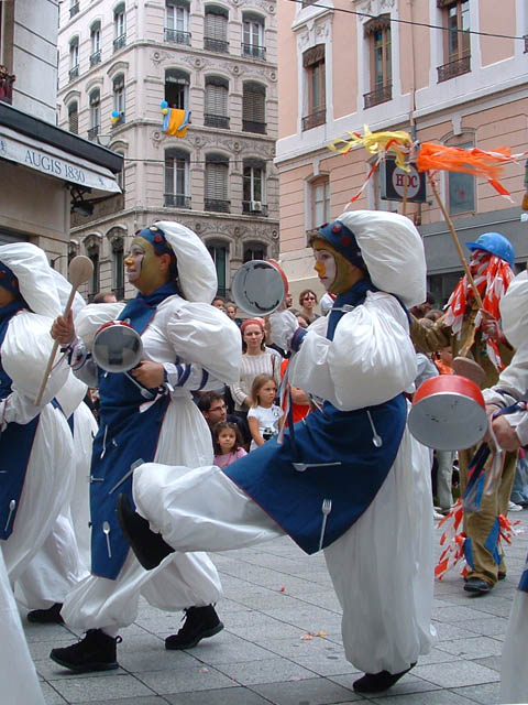 Le Monde des Villes, les Villes du Monde - Défilé de la Biennale de la Danse de Lyon, édition 2006 - le dim. 17 septembre 2006, à Lyon, entre les places des Terreaux et Bellecour, via la Rue de la Rép – « Le Monde des Villes, les Villes du Monde - Défilé de la Biennale de la Danse de Lyon, édition 2006 » –