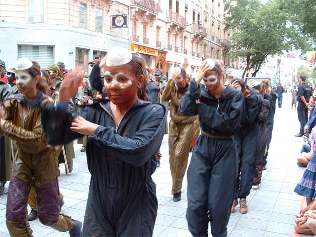 Le Monde des Villes, les Villes du Monde - Défilé de la Biennale de la Danse de Lyon, édition 2006 - le dim. 17 septembre 2006, à Lyon, entre les places des Terreaux et Bellecour, via la Rue de la Rép – « Le Monde des Villes, les Villes du Monde - Défilé de la Biennale de la Danse de Lyon, édition 2006 » –