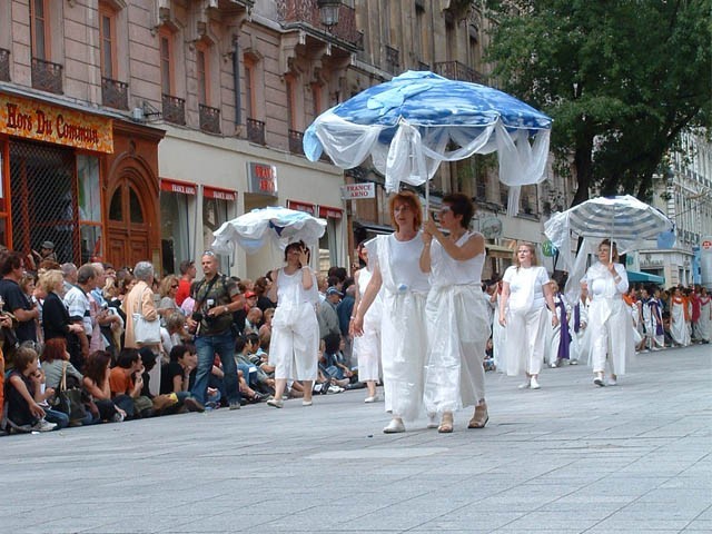 Le Monde des Villes, les Villes du Monde - Défilé de la Biennale de la Danse de Lyon, édition 2006 - le dim. 17 septembre 2006, à Lyon, entre les places des Terreaux et Bellecour, via la Rue de la Rép — « Le Monde des Villes, les Villes du Monde - Défilé de la Biennale de la Danse de Lyon, édition 2006 » —