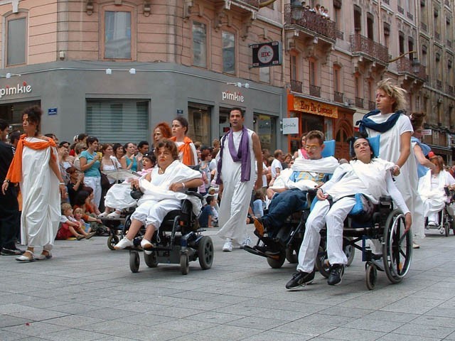 Le Monde des Villes, les Villes du Monde - Défilé de la Biennale de la Danse de Lyon, édition 2006 - le dim. 17 septembre 2006, à Lyon, entre les places des Terreaux et Bellecour, via la Rue de la Rép – « Le Monde des Villes, les Villes du Monde - Défilé de la Biennale de la Danse de Lyon, édition 2006 » –