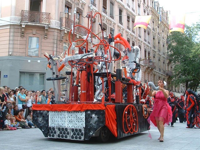 Le Monde des Villes, les Villes du Monde - Défilé de la Biennale de la Danse de Lyon, édition 2006 - le dim. 17 septembre 2006, à Lyon, entre les places des Terreaux et Bellecour, via la Rue de la Rép – « Le Monde des Villes, les Villes du Monde - Défilé de la Biennale de la Danse de Lyon, édition 2006 » –