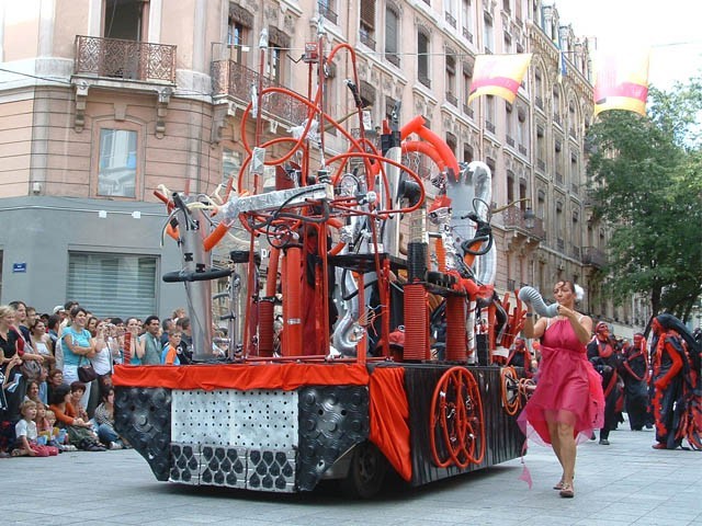 Le Monde des Villes, les Villes du Monde - Défilé de la Biennale de la Danse de Lyon, édition 2006 - le dim. 17 septembre 2006, à Lyon, entre les places des Terreaux et Bellecour, via la Rue de la Rép — « Le Monde des Villes, les Villes du Monde - Défilé de la Biennale de la Danse de Lyon, édition 2006 » —