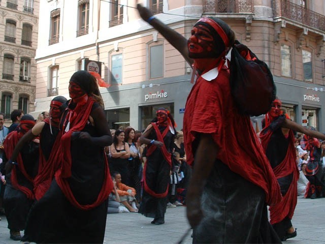 Le Monde des Villes, les Villes du Monde - Défilé de la Biennale de la Danse de Lyon, édition 2006 - le dim. 17 septembre 2006, à Lyon, entre les places des Terreaux et Bellecour, via la Rue de la Rép — « Le Monde des Villes, les Villes du Monde - Défilé de la Biennale de la Danse de Lyon, édition 2006 » —