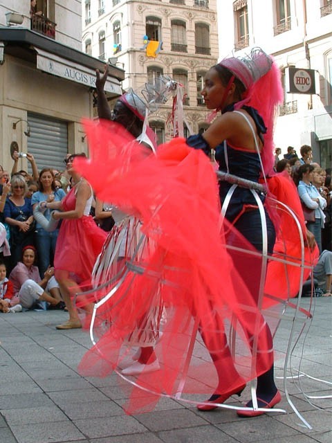 Le Monde des Villes, les Villes du Monde - Défilé de la Biennale de la Danse de Lyon, édition 2006 - le dim. 17 septembre 2006, à Lyon, entre les places des Terreaux et Bellecour, via la Rue de la Rép – « Le Monde des Villes, les Villes du Monde - Défilé de la Biennale de la Danse de Lyon, édition 2006 » –