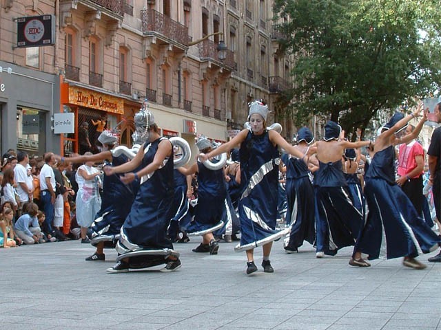 Le Monde des Villes, les Villes du Monde - Défilé de la Biennale de la Danse de Lyon, édition 2006 - le dim. 17 septembre 2006, à Lyon, entre les places des Terreaux et Bellecour, via la Rue de la Rép – « Le Monde des Villes, les Villes du Monde - Défilé de la Biennale de la Danse de Lyon, édition 2006 » –