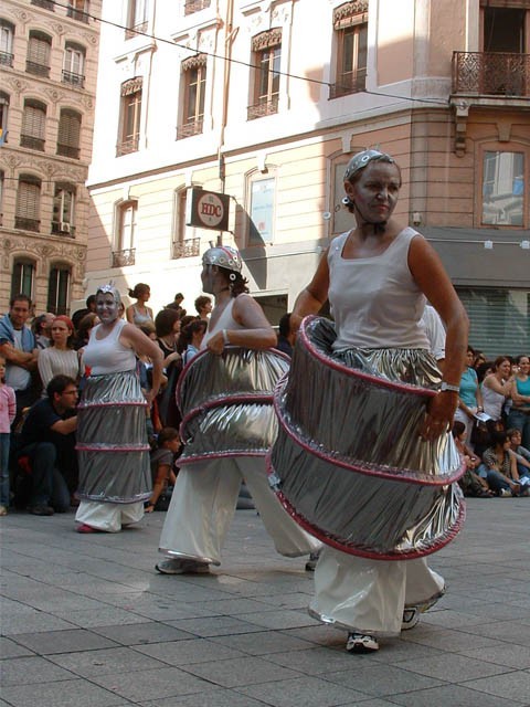 Le Monde des Villes, les Villes du Monde - Défilé de la Biennale de la Danse de Lyon, édition 2006 - le dim. 17 septembre 2006, à Lyon, entre les places des Terreaux et Bellecour, via la Rue de la Rép – « Le Monde des Villes, les Villes du Monde - Défilé de la Biennale de la Danse de Lyon, édition 2006 » –