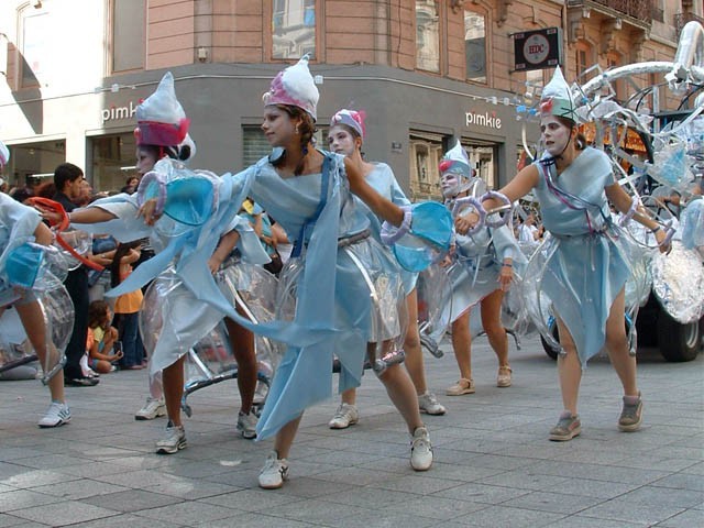 Le Monde des Villes, les Villes du Monde - Défilé de la Biennale de la Danse de Lyon, édition 2006 - le dim. 17 septembre 2006, à Lyon, entre les places des Terreaux et Bellecour, via la Rue de la Rép – « Le Monde des Villes, les Villes du Monde - Défilé de la Biennale de la Danse de Lyon, édition 2006 » –