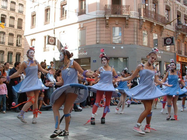 Le Monde des Villes, les Villes du Monde - Défilé de la Biennale de la Danse de Lyon, édition 2006 - le dim. 17 septembre 2006, à Lyon, entre les places des Terreaux et Bellecour, via la Rue de la Rép — « Le Monde des Villes, les Villes du Monde - Défilé de la Biennale de la Danse de Lyon, édition 2006 » —