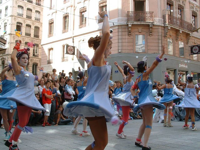 Le Monde des Villes, les Villes du Monde - Défilé de la Biennale de la Danse de Lyon, édition 2006 - le dim. 17 septembre 2006, à Lyon, entre les places des Terreaux et Bellecour, via la Rue de la Rép – « Le Monde des Villes, les Villes du Monde - Défilé de la Biennale de la Danse de Lyon, édition 2006 » –