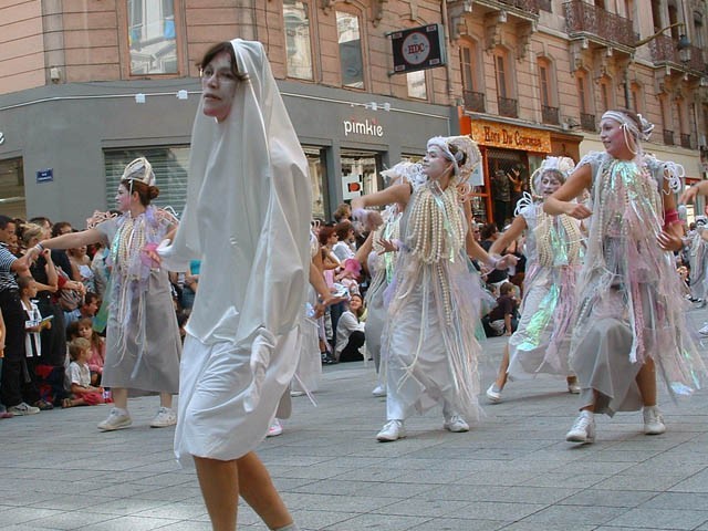 Le Monde des Villes, les Villes du Monde - Défilé de la Biennale de la Danse de Lyon, édition 2006 - le dim. 17 septembre 2006, à Lyon, entre les places des Terreaux et Bellecour, via la Rue de la Rép – « Le Monde des Villes, les Villes du Monde - Défilé de la Biennale de la Danse de Lyon, édition 2006 » –
