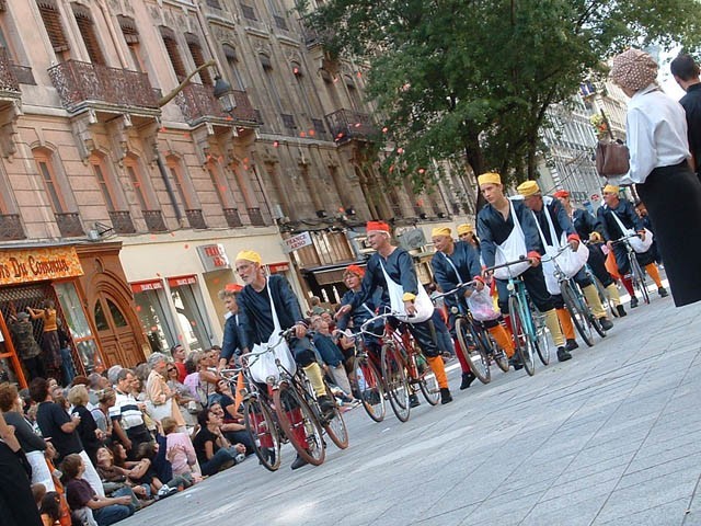 Le Monde des Villes, les Villes du Monde - Défilé de la Biennale de la Danse de Lyon, édition 2006 - le dim. 17 septembre 2006, à Lyon, entre les places des Terreaux et Bellecour, via la Rue de la Rép – « Le Monde des Villes, les Villes du Monde - Défilé de la Biennale de la Danse de Lyon, édition 2006 » –