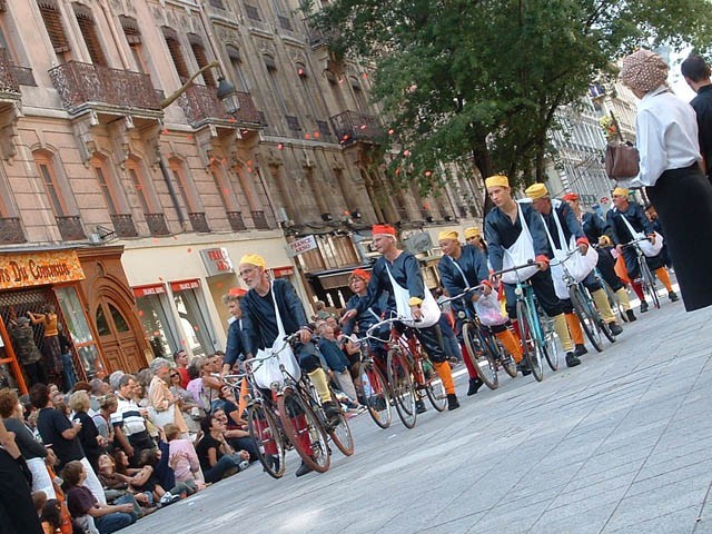 Le Monde des Villes, les Villes du Monde - Défilé de la Biennale de la Danse de Lyon, édition 2006 - le dim. 17 septembre 2006, à Lyon, entre les places des Terreaux et Bellecour, via la Rue de la Rép — « Le Monde des Villes, les Villes du Monde - Défilé de la Biennale de la Danse de Lyon, édition 2006 » —